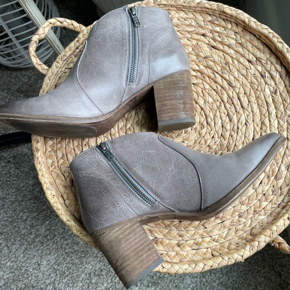 Frye Nora Bootie in like new condition SZ 8.5 leather 3’ heel grey - Picture 6 of 13
